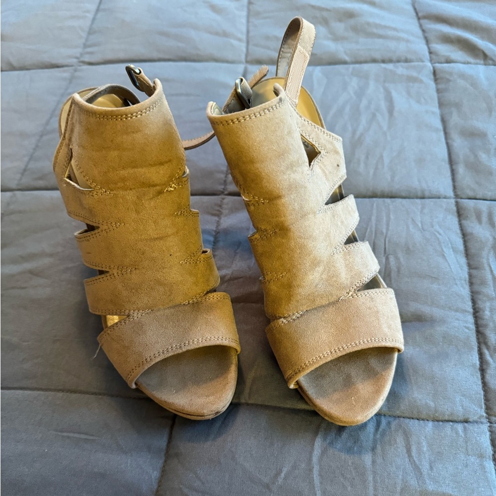 Naturalizer faux suede pump with buckle